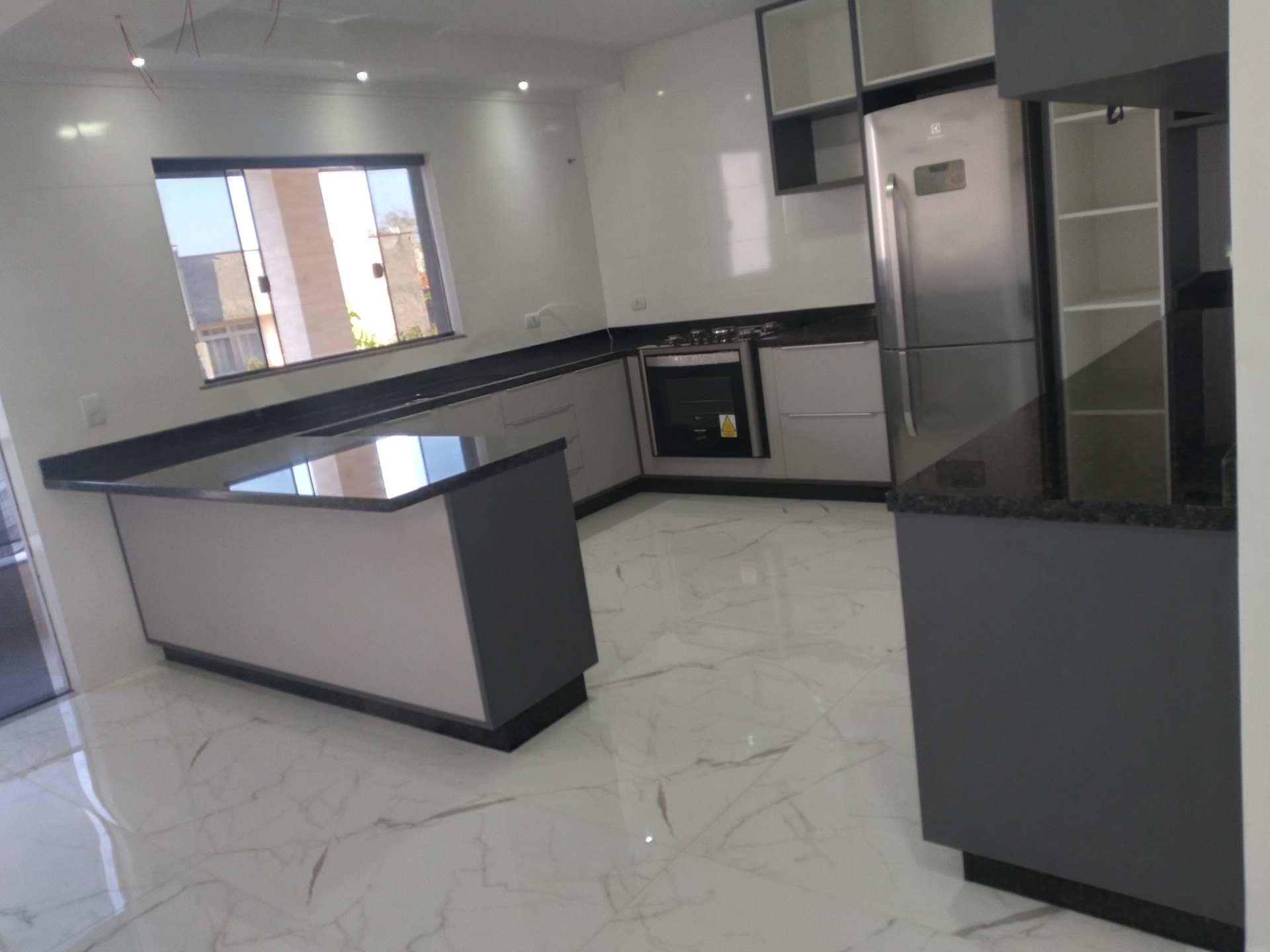 Cozinha em U Cinza & Branco