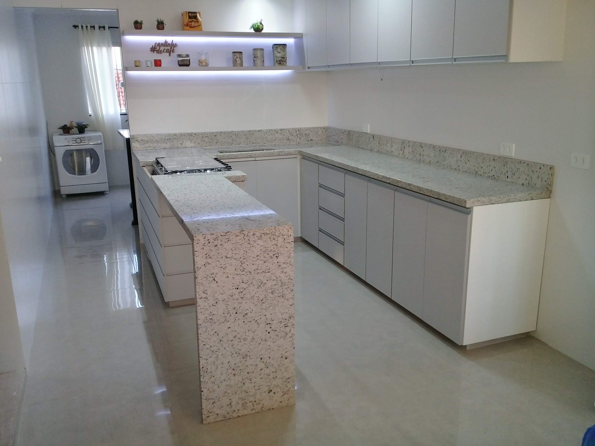 Cozinha em U com Nichos LED