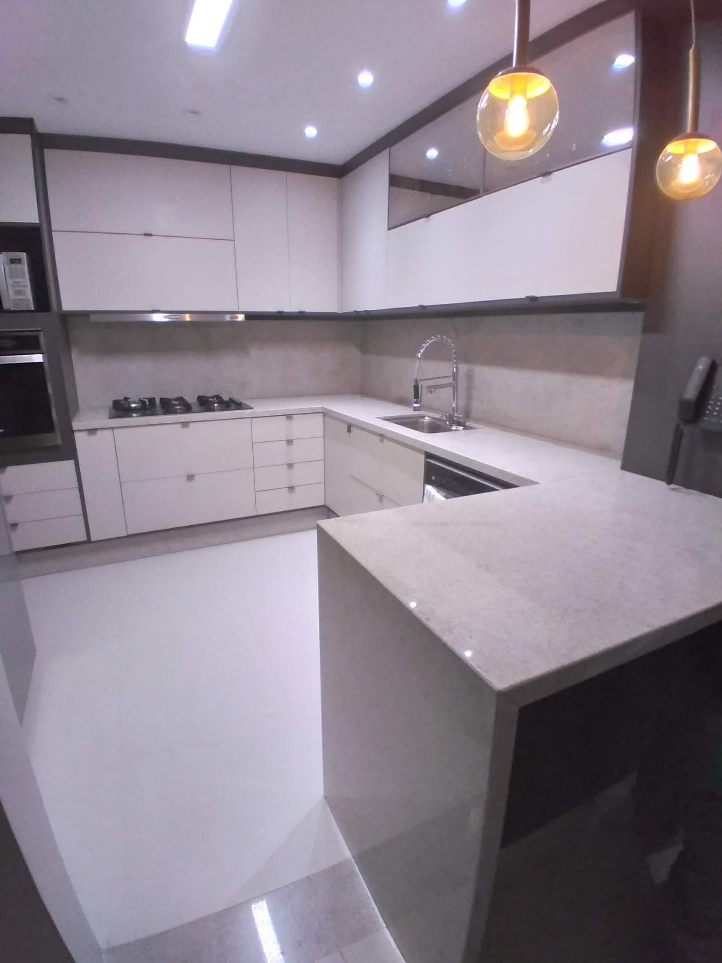 Cozinha em U com Pendentes