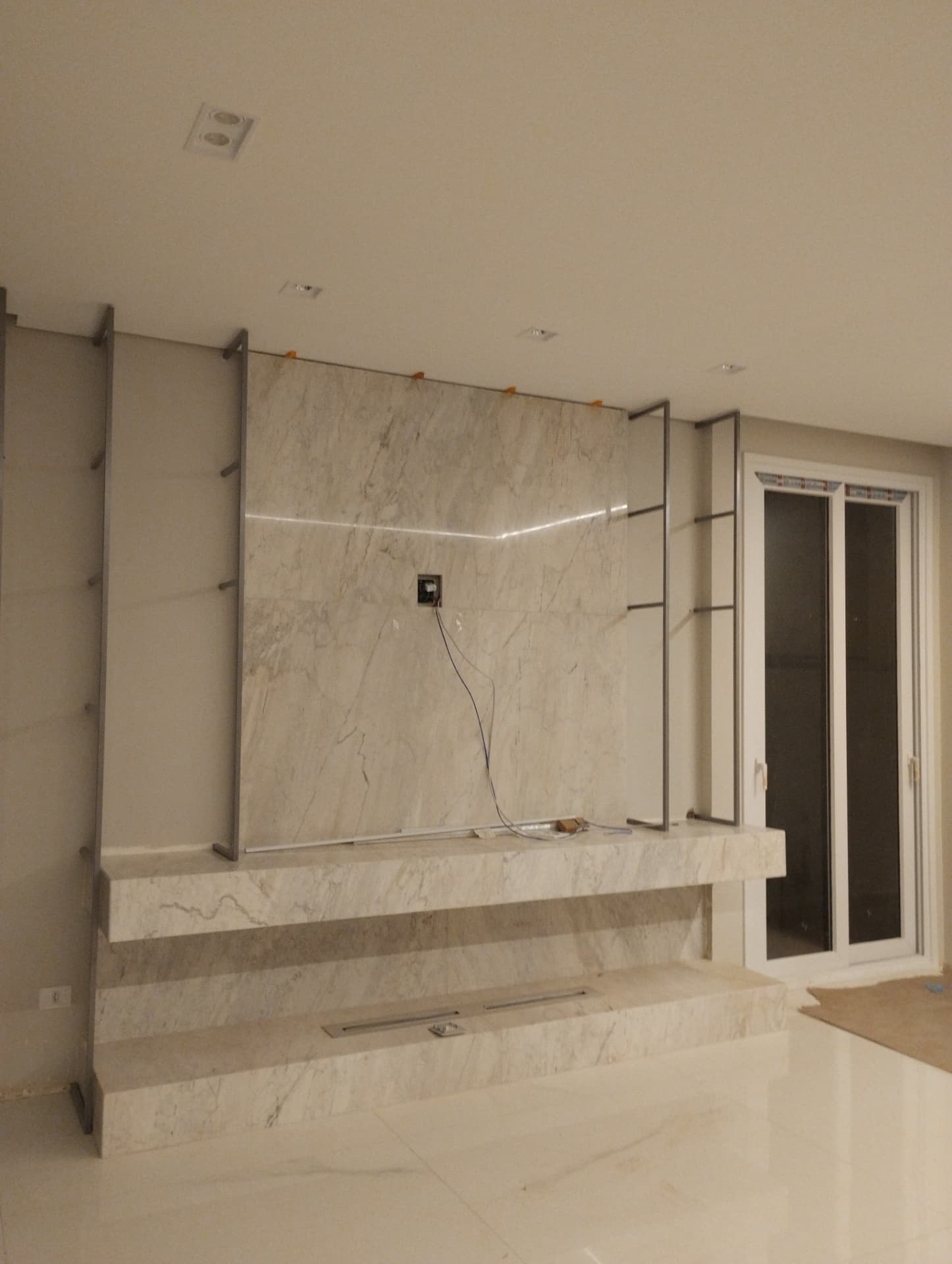 Painel de Lareira Mármore Branco Paraná