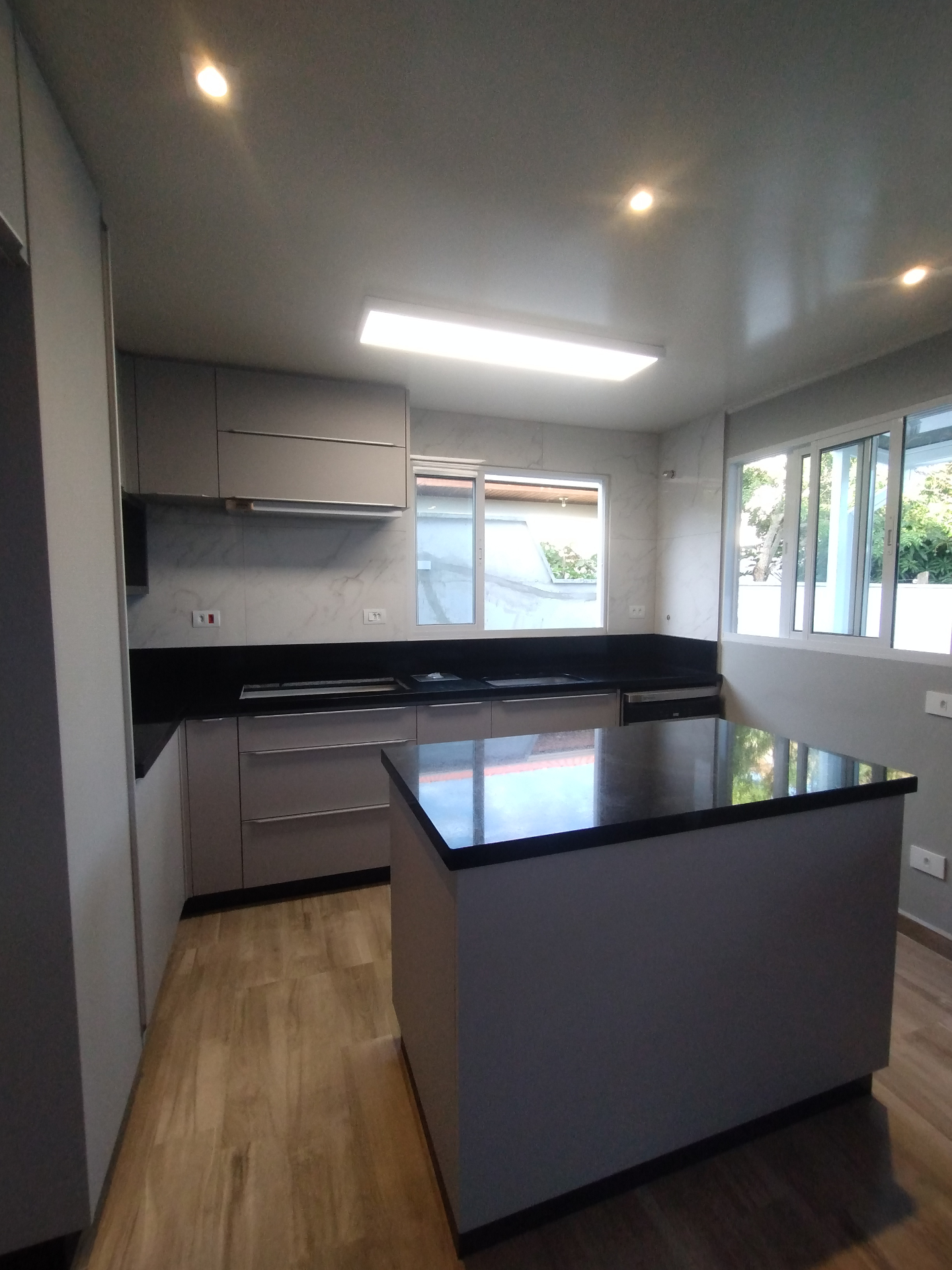 Cozinha com Ilha Polida